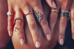 Letak cincin di jari ungkap kepribadian pemakainya, kamu seperti apa?