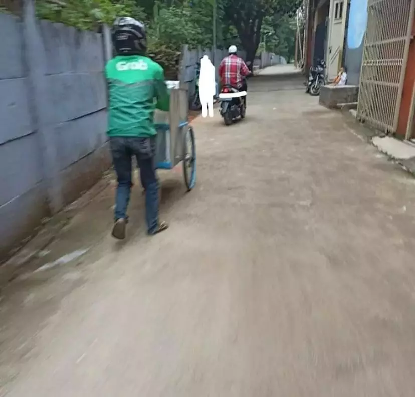 driver ojek online nyambi jualan © berbagai sumber driver ojek online nyambi jualan © berbagai sumber