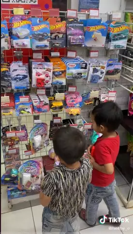Pegawai minimarket belikan mainan Tiktok
