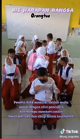  Aksi siswa SD praktikan sikap toleransi di kendaraan umum Tiktok