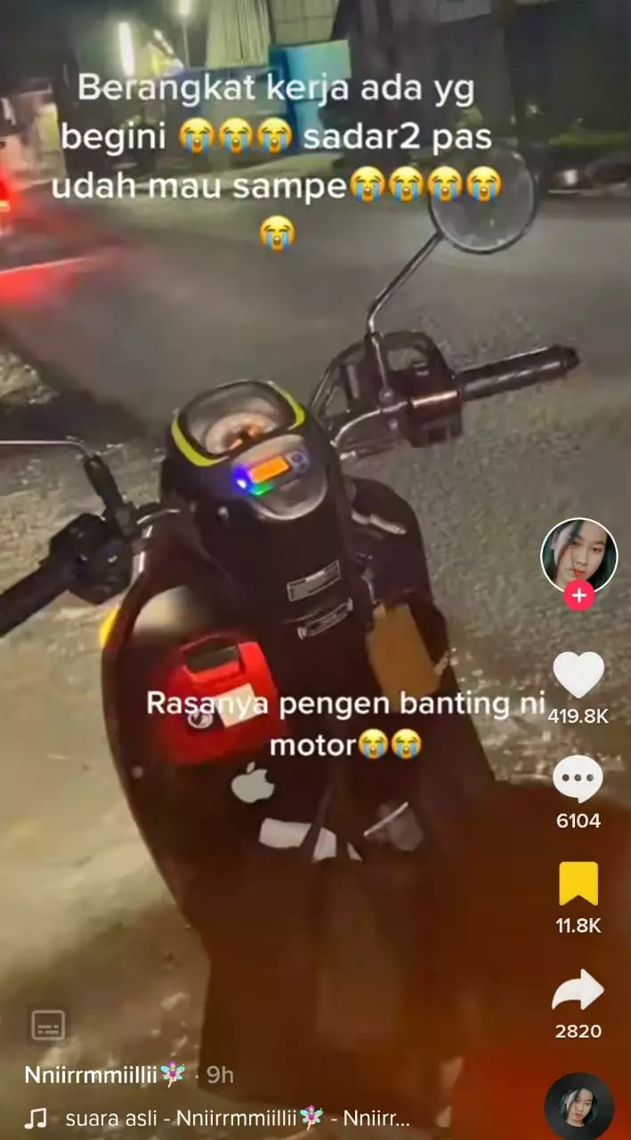 wanita ini temukan ular di motor Tiktok