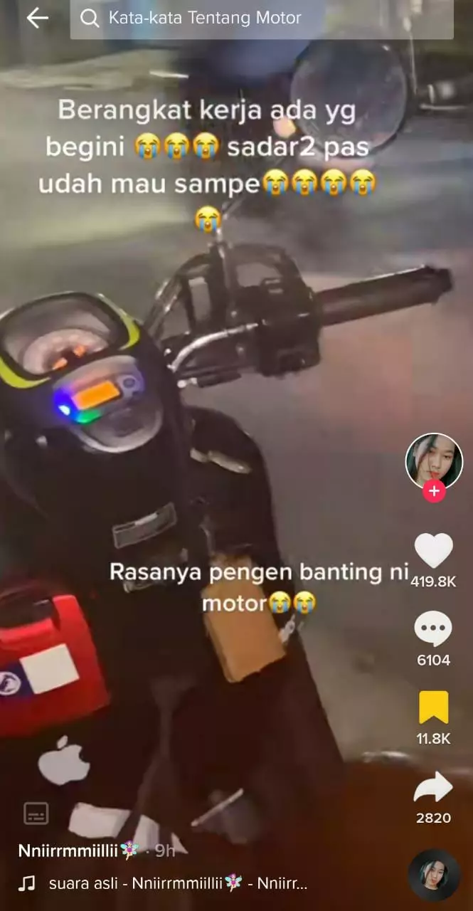 wanita ini temukan ular di motor Tiktok