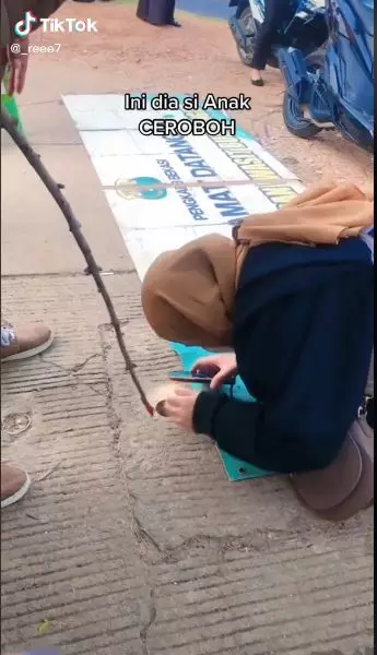 wanita ambil kunci motor yang jatuh © 2022 TikTok wanita ambil kunci motor yang jatuh © 2022 TikTok