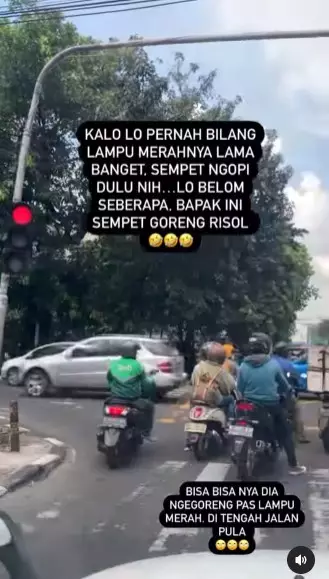 Aksi penjual goreng risol di tengah lampu merah © Instagram Aksi penjual goreng risol di tengah lampu merah © Instagram