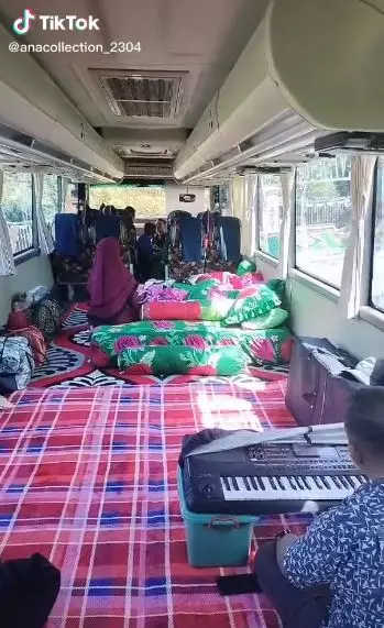 Bus disulap jadi rumah Berbagai sumber Bus disulap jadi rumah Berbagai sumber