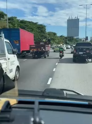 Aksi heroik driver ojol bantu buka jalan ambulans TikTok Aksi heroik driver ojol bantu buka jalan ambulans TikTok