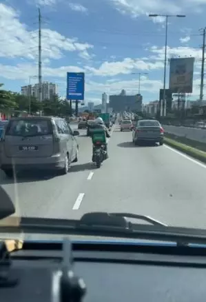 Aksi heroik driver ojol bantu buka jalan ambulans TikTok Aksi heroik driver ojol bantu buka jalan ambulans TikTok