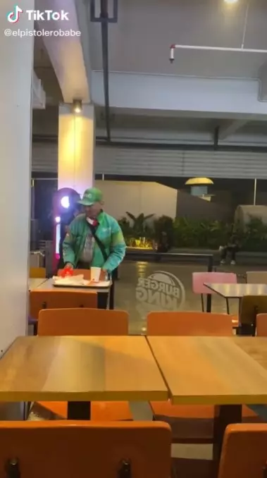 driver ojol bantu bersihkan sisa makanan di restoran © TikTok