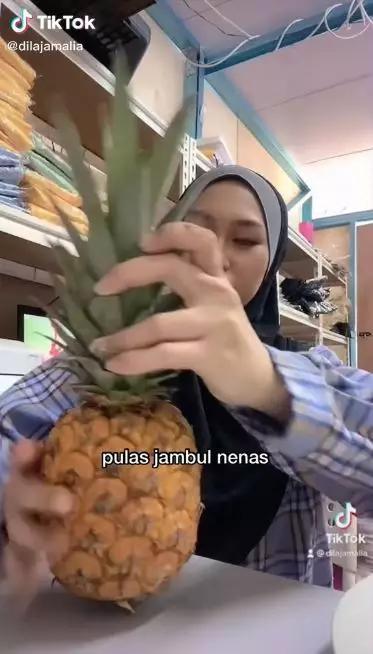 Cara kupas buah nanas tanpa pisau © TikTok