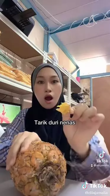 Cara kupas buah nanas tanpa pisau © TikTok