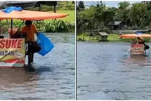 Jual Jasuke di tengah sungai, pedagang ini bikin pembeli kebingungan