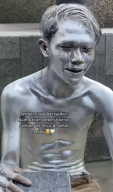 Manusia silver menangis di pinggir jalan Berbagai sumber