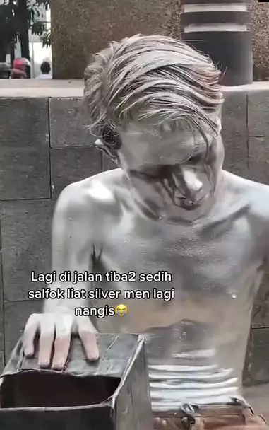 Manusia silver menangis di pinggir jalan Berbagai sumber