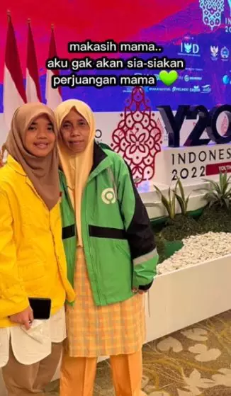 Ibu jadi driver ojol demi kuliah anaknya yang tunarungu TikTok Ibu jadi driver ojol demi kuliah anaknya yang tunarungu TikTok