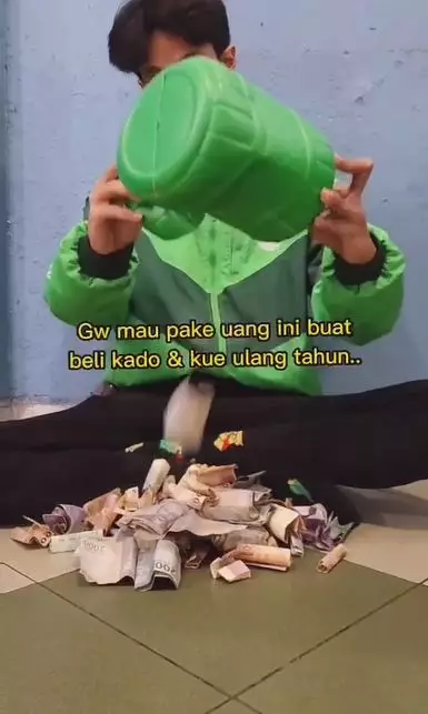 Pria ojol beri surprise pada diri sendiri Berbagai sumber Pria ojol beri surprise pada diri sendiri Berbagai sumber