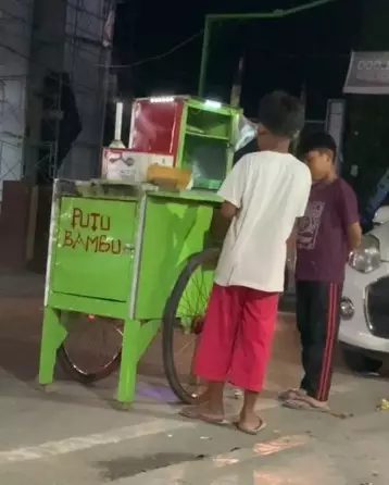 Bocah ini rela jualan kue putu sampai malam TikTok Bocah ini rela jualan kue putu sampai malam TikTok