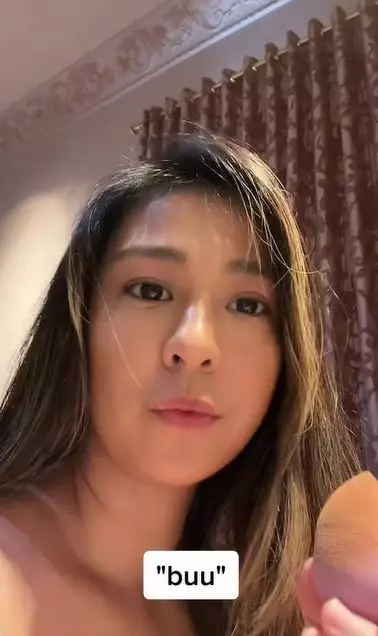 momen wanita dipanggil ibu oleh burung beo Berbagai sumber