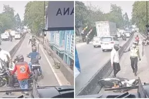 Pria angkat motornya demi hindari tilang, endingnya gagal total