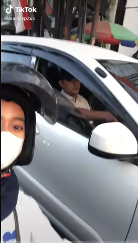 Tegur pengendara mobil yang merokok di jalan Tiktok Tegur pengendara mobil yang merokok di jalan Tiktok