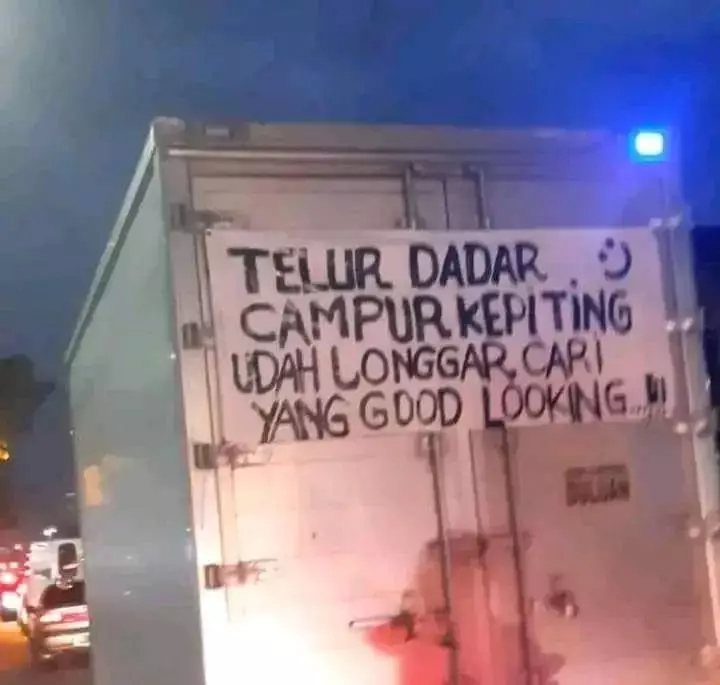 tulisan lucu di belakang mobil box © berbagai sumber