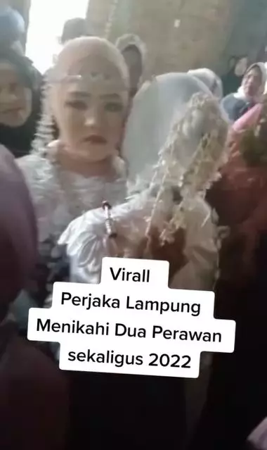 Pria nikahi dua wanita sekaligus Berbagai sumber