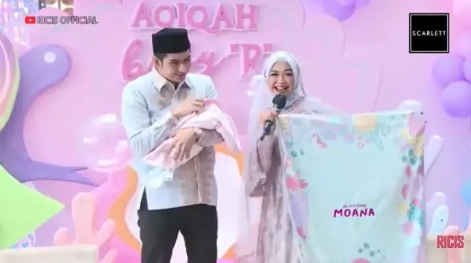 Ria Ricis dan Teuku Ryan umumkan nama anak © 2022 You Tube Ria Ricis dan Teuku Ryan umumkan nama anak © 2022 You Tube