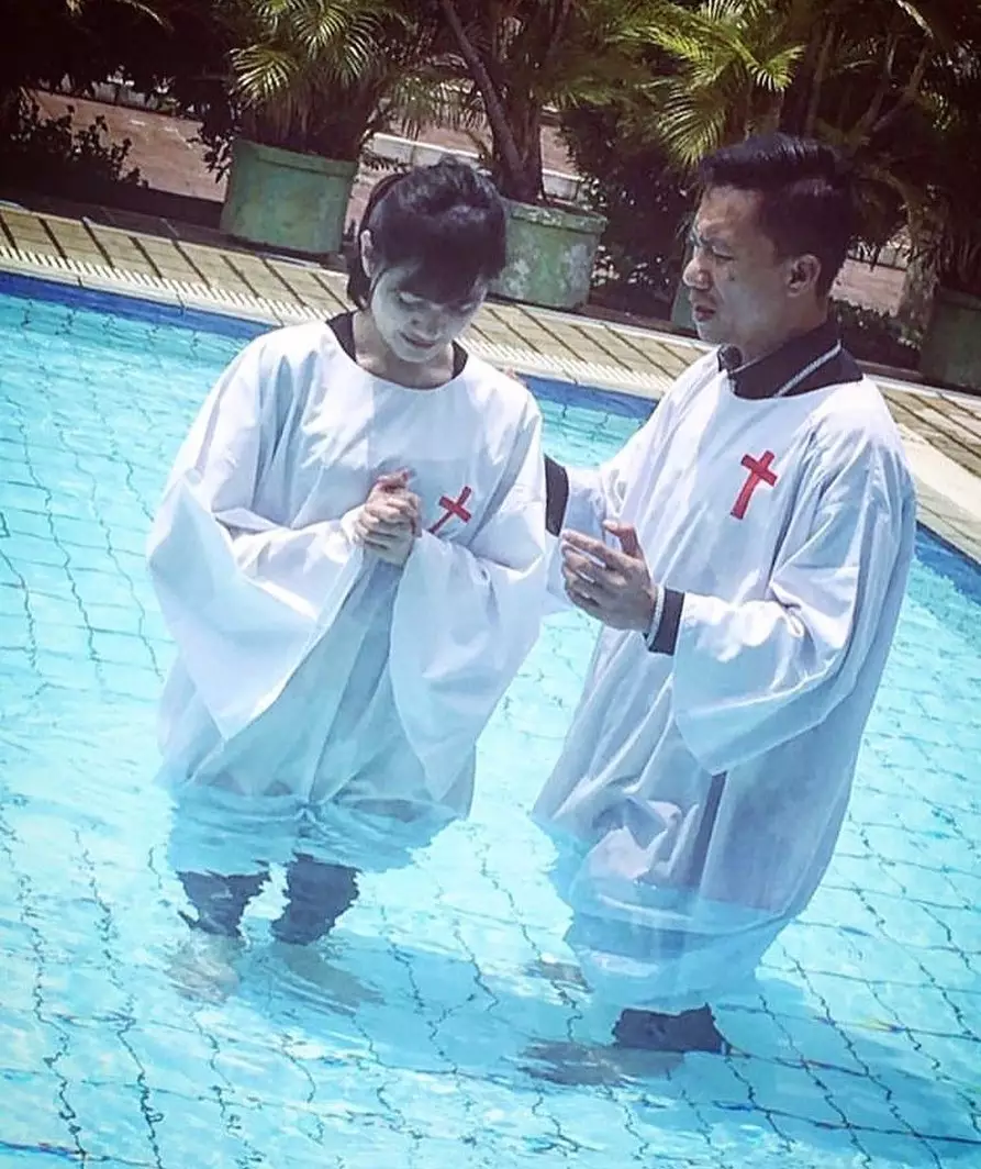 Marcella Simon saat pembaptisan © 2022 Instagram Marcella Simon saat pembaptisan © 2022 Instagram