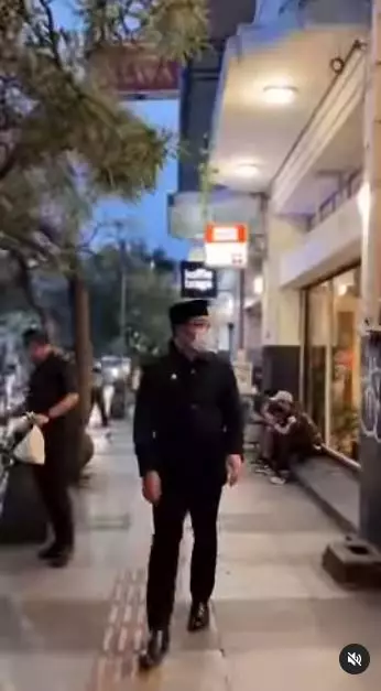 Momen Ridwan Kamil saat jalan kaki  © 2022 Instagram 