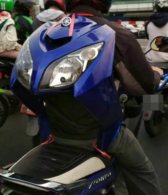 benda digendong naik motor nyeleneh © berbagai sumber