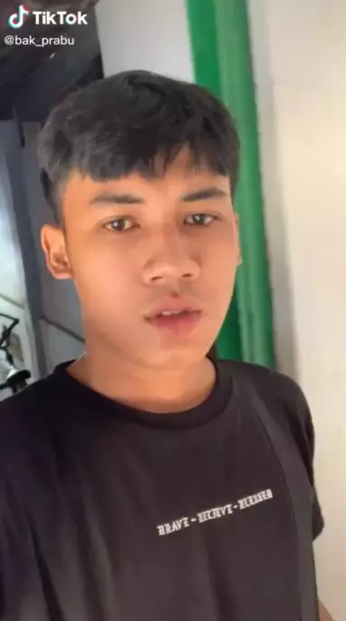 pemuda makan sesajen di kuburan © TikTok