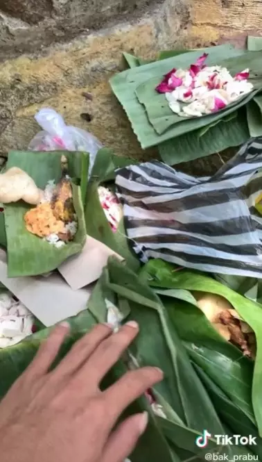 pemuda makan sesajen di kuburan © TikTok