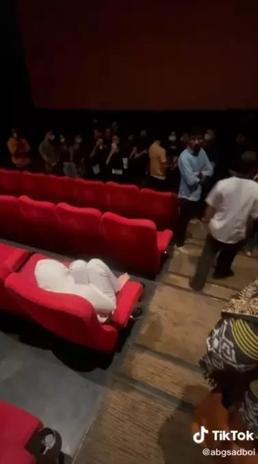 wanita ketiduran nonton pengabdi setan 2 © TikTok wanita ketiduran nonton pengabdi setan 2 © TikTok