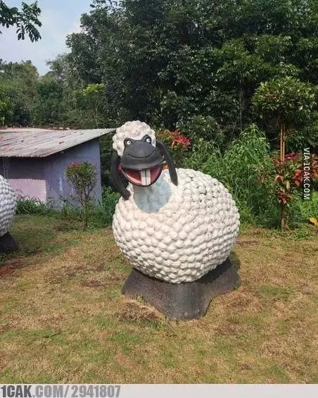 patung nyeleneh di taman © berbagai sumber patung nyeleneh di taman © berbagai sumber