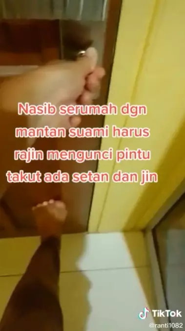 Wanita ini tinggal serumah dengan eks suami © TikTok Wanita ini tinggal serumah dengan eks suami © TikTok