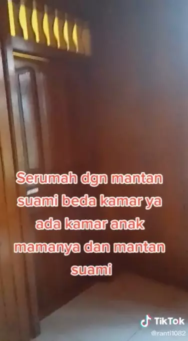 Wanita ini tinggal serumah dengan eks suami © TikTok Wanita ini tinggal serumah dengan eks suami © TikTok