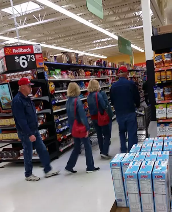 kembaran baju tempat umum © reddit