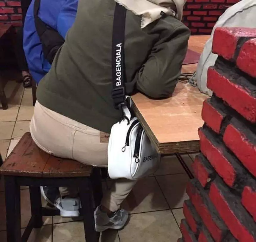 tulisan lucu di tas selempang branded © berbagai sumber tulisan lucu di tas selempang branded © berbagai sumber