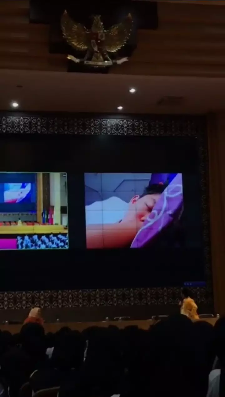 viral mahasiswa ketiduran ketika ospek online © berbagai sumber