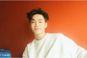 11 Potret Henry Lau kulineran di Indonesia, serba makanan kaki lima