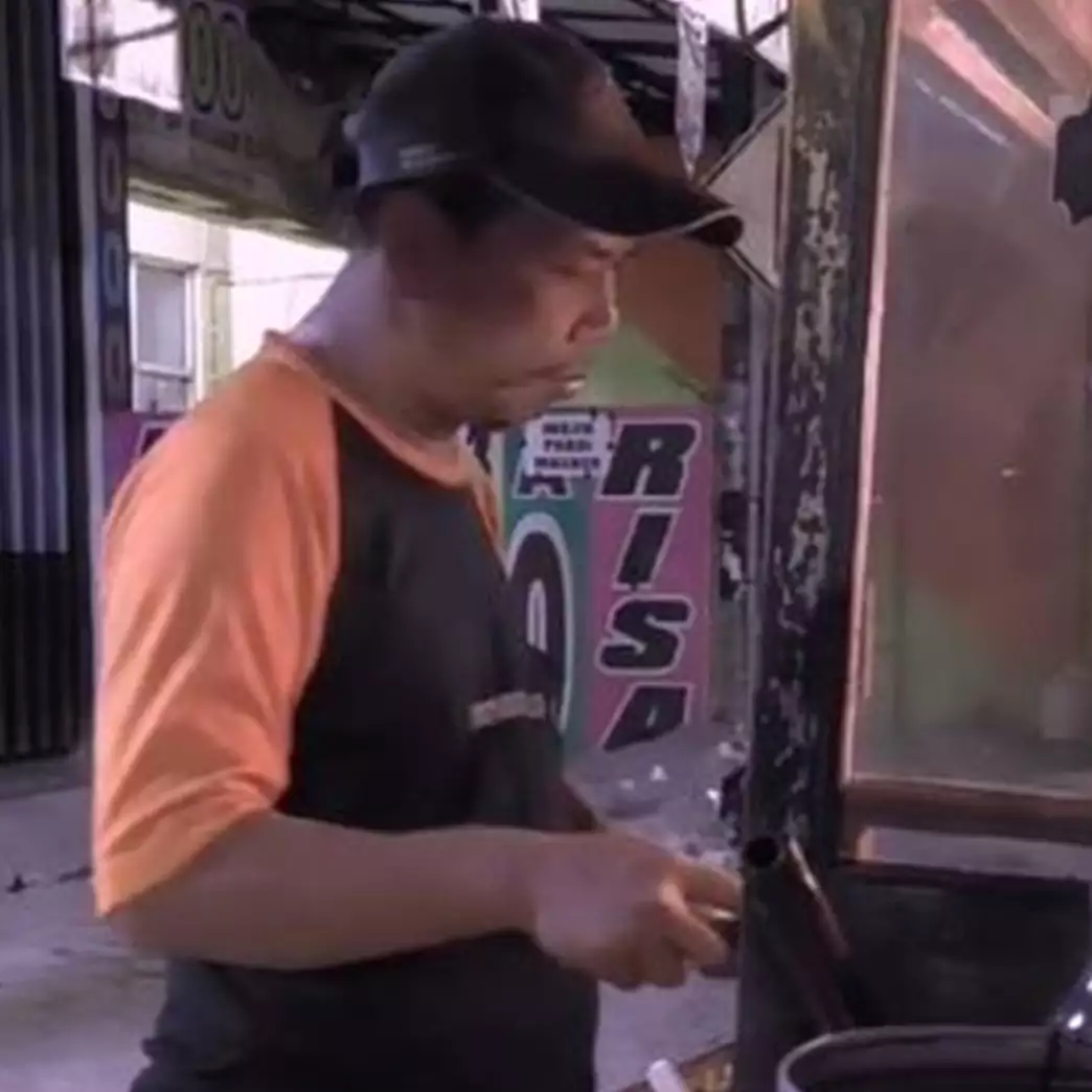 Kisah penjual nasi goreng makan dagangan sendiri sebab sepi pembeli
