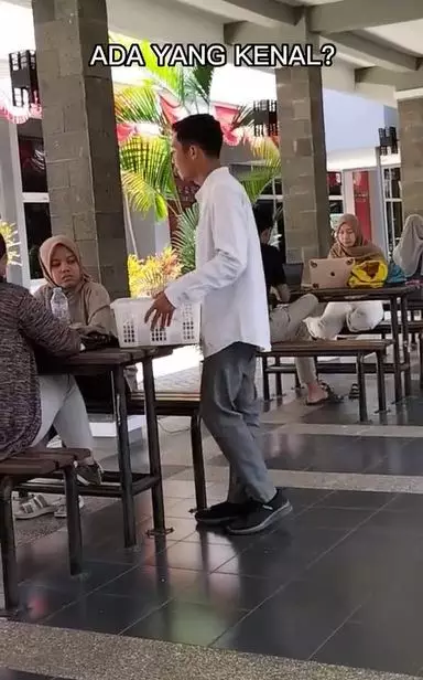 Pemuda jajakan dagangan bikin geregetan Berbagai sumber Pemuda jajakan dagangan bikin geregetan Berbagai sumber