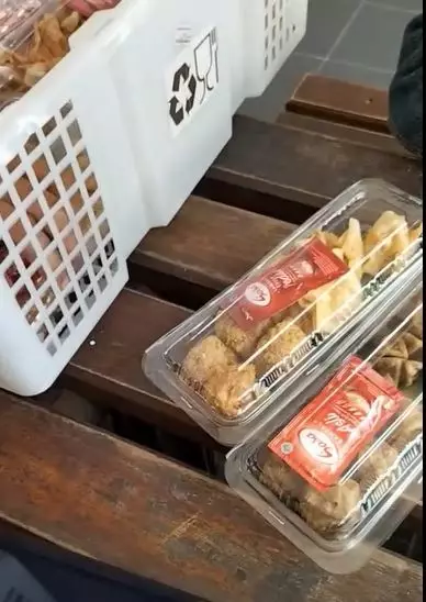 Pemuda jajakan dagangan bikin geregetan Berbagai sumber Pemuda jajakan dagangan bikin geregetan Berbagai sumber