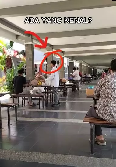 Pemuda jajakan dagangan bikin geregetan Berbagai sumber Pemuda jajakan dagangan bikin geregetan Berbagai sumber