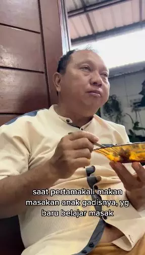 Ayah terharu makan masakan anaknya Berbagai sumber