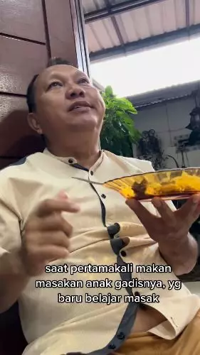 Ayah terharu makan masakan anaknya Berbagai sumber