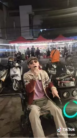 pengamen pakai kursi roda bikin terharu © berbagai sumber