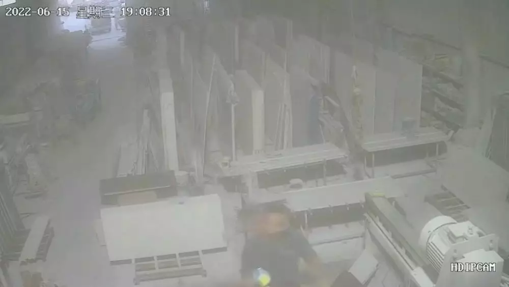 pria dikira menembak cctv ternyata lucu © berbagai sumber