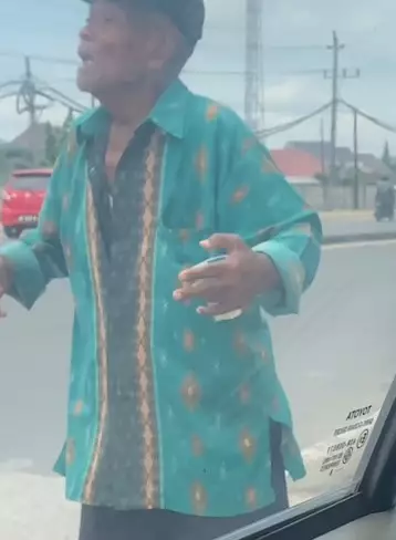 Kisah pilu bapak tua yang pakai air genangan untuk minum TikTok