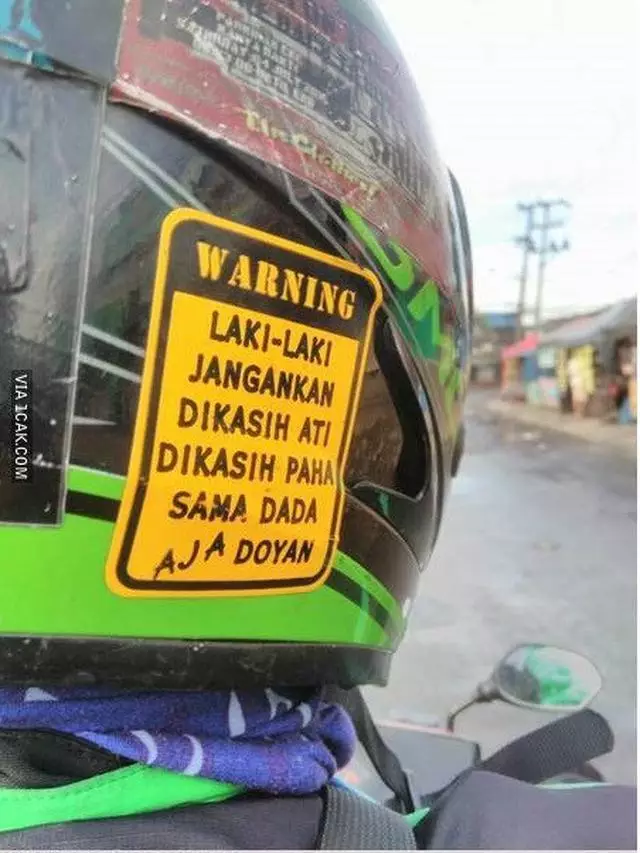 Tulisan unik di helm driver ojek online Berbagai sumber Tulisan unik di helm driver ojek online Berbagai sumber