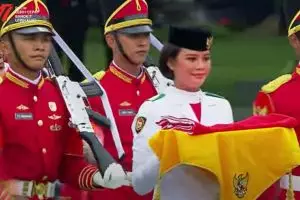I Dewa Firsty pembawa baki bendera Merah Putih, tim OSN Biologi SMA